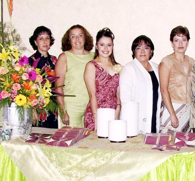 Ana Carmen Colores con las organizadoras de su fiesta de despedida, María del Carmen Ramos Clamont de Colores, sus tías, Olga, Gaby, Lorena, Maye, Teté Ramos y Coco Anaya.