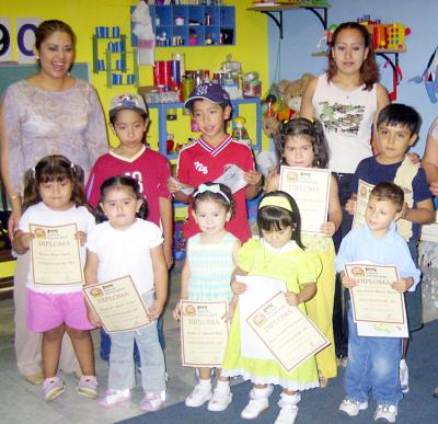 Alumnos pertenecientes a conocido jardín de niños al término de fin de cursos, los acompañan sus maestras.