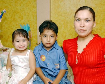 El día que cumplió tres años de edad, la pequeña Vanesa Lizbeth fue festejada con una piñata; en la gráfica la acompañan su mamá Liliana López y su hermanito Luis Fernando.