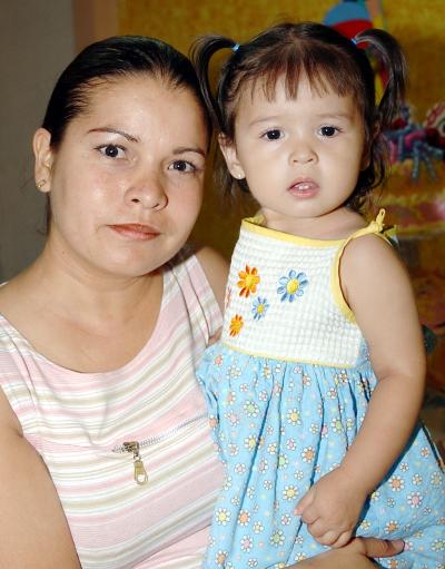 Kassandra Mariel ROdríguez López y su mamá Mireya López de Rodríguez.