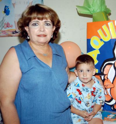 Paquito Villalobos Salum junto a su mamá Yahaira Salum de Villalobos en la fiesta que le ofrecieron por su tercer cumpleaños