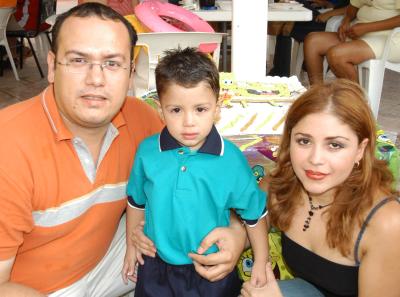 Con un grato festejo celebraron los tres años de vida del niño José Enrique Galindo Uribe, lo acompañan sus papás, Enrique Galindo y Lupita Uribe Barraza.