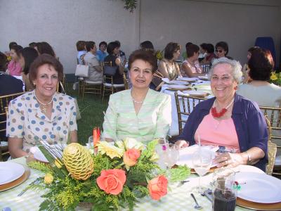 Tere de López, Vivi de De la Peña y Celia de Gómez, asistentes a una celebración pre nupcial.