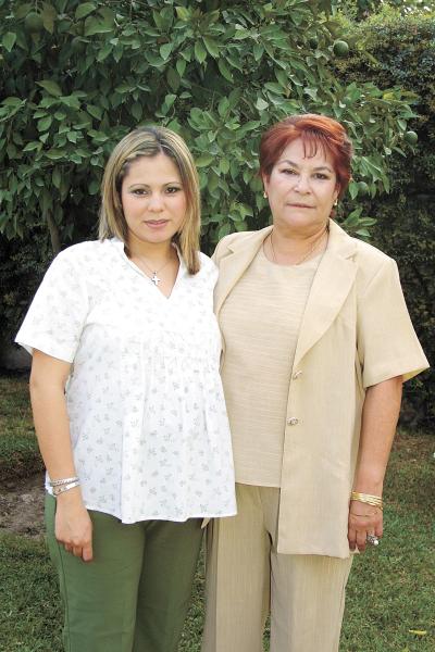 Una fiesta de canastilla le ofrecieron a Nuria Carlos de Martínez organizada por sus tías, en la gráfica aparece con su ammá la señora Cristina de Carlos.