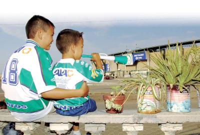 Las nuevas generaciones de aficionados al futbol han hecho de Santos Laguna su equipo favorito, para ellos ni América , Chivas o Cruz Azul son tan grandes como el albiverde.