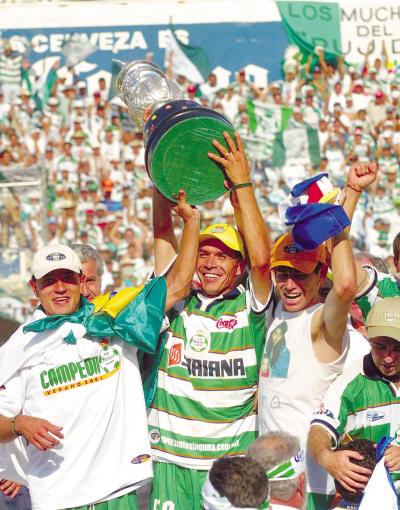 Nada hay como la victoria, Jared Borgetti, flanqueador por Guto y Luis Romero levanta el trofeo que recibió Santos Laguna  por su segundo título en Primera División.