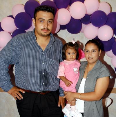 Jessica Alejandra  en compañía de sus padres, Rogelio Alvarez Ramos y Claudia Goytia Martínez.