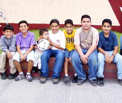 El niño Carlos García Magos con un grupo de amigos asistentes al convivio que le ofrecieron sus papás Gregorio García Lamas y Mayela Magos Duéñez.