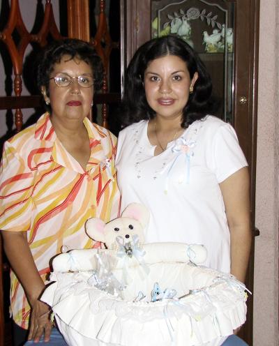 Gabriela Frayre de Ruelas en la fiesta de regalos para bebé que le ofrecieron Martha de Ruelas y María Teresa López.