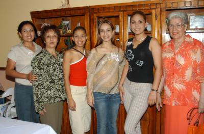 Con una fiesta de canastilla festejaron a Ana Luisa de Bernal preparada por Helda Sánchez, Blanca Sánchez, Mayela de Vega y María Luisa de Caballero.