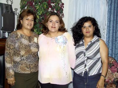 Cristina Trejo de Romo en la reunión de regalos para bebé que le prepararon Dora Esther y Julieta Trejo.