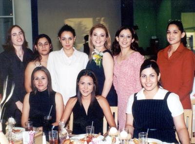 En la fiesta de despedida de Lizeth Salazar Hermosillo estuvieron presentes, Lili Bustos, Laura Esparza, tania Hernández y Ana Laura Jazmín (de pie), y Dahlia, Myrna y Jessica (sentadas).