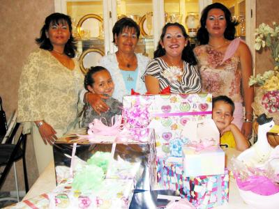 María de la Luz Torre de Castillo, junto a las asistentes a la fiesta de regalos que le ofrecieron al bebé que espera