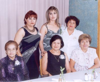 Valeria Elizabeth Campuzano con un grupo de invitadas a su despedida de soltera, ellas son, Julia Velazco, Guadalupe de Rivas, Rebeca de Mora, Socorro Reyes y Carmelita de Mora.