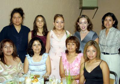 En compañía de las asistentes a su fiesta de despedida aparece Zaide Zulema Zúñiga Sandoval, las anfitriona  fueron Ignacia Sandoval de Zúñiga y Raquel Castillo de Bordallo.