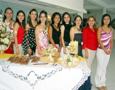 María del ïlar Murguía Martínez acompañada de Eva Albores, María de Calderón, Susana Caldera, Mariana Arista, Cynthia Arce, Sabrina de la Fuente y Cristina Castillo.