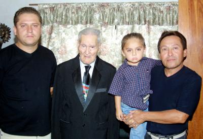 Pedro Torres López, Pedro Torres Arellano, Pedro Torres López y Pedro Torres Carranza forman cuatro generacioens de estimable familia de la Comarca Lagunera.