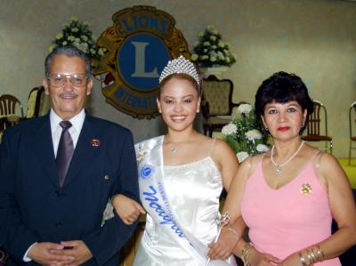 Señorita Mayra Sandoval, reina del club de Leones Torreón, en compañía de sus padres.