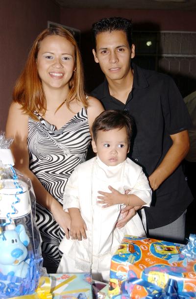 José Ángel González Ávalos con sus papás, José Ángel González Flores e Hilda Ávalos, en el convivio que le ofrecieron por su segundo cumpleaños