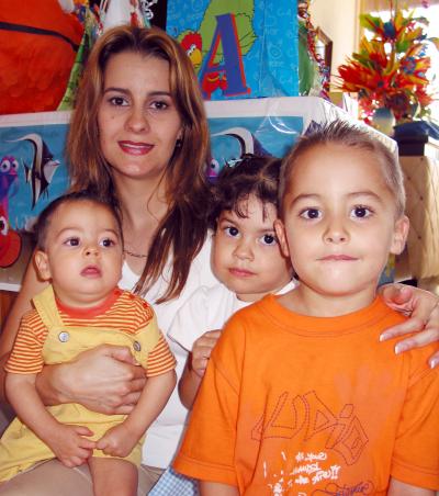 Los niños Efraín y jerry festejaron su primero y quinto cumpleaños respectivamente junto a su hermanita Natalia