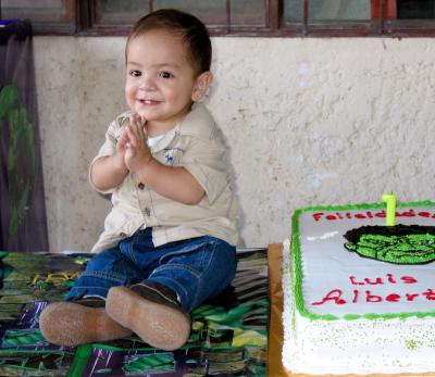 Luis Alberto Morales Vega apagó la primera vela de su pastel de cumpleaños que le obsequiaron sus padres Luis Alberto Morales y Ana Laura Vega.