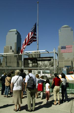 Sobre el costado este de la zona cero --lugar estaban situadas las famosas Torres Gemelas del World Trade Center-- los miembros de la Coalición de Familias del 9/11 recordaron a sus seres queridos portando fotos de las víctimas y cantando: 'Preserve el terreno sagrado'.