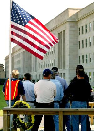 Mientras en Washington empleados de la industria de la construcción rindieron un homenaje a sus compañeros muertos en el Pentpagono hace dos años.