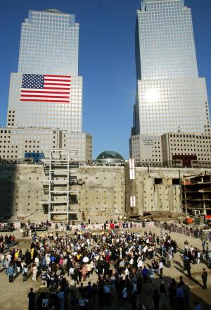 El hilo central de la ceremonia fue la lectura de los nombres de cada una de las personas que perdieron su vida en el World Trade Center, tarea que fue depositada en sus familiares más directos, generalmente niños y adolescentes.