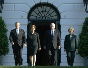 Poco después, Bush y el vicepresidente Dick Cheney y su esposa Lynn, salieron al jardín posterior de la Casa Blanca para sumarse al momento de silencio a las 8:46 A.M cuando el primer avión chocó contra la torre norte.