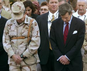 En Iraq el general Ricardo Sánchez y Paul Bremer administrador de Iraq guardaron un minuto de silencio en honor a los atentados en EU.