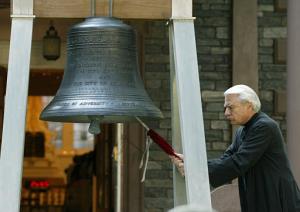 Los 413 parroquias de la archidiócesis hicieron sonar las campanas durante 30 segundos para honrar a las personas fallecidad este día.