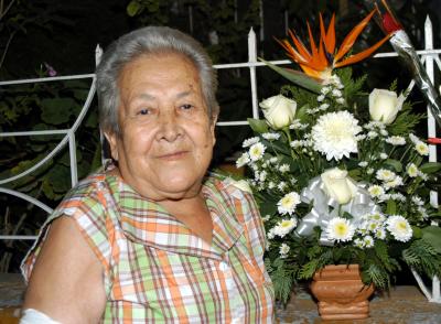 Consuelo V. de Huerta fue festejada en su onomástico con un convivio ofrecido por Alejandra, Rosa María y  Raquel Huerta.