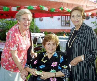 Doña Martha Galván de Conte con sus amigas Ana Velina de Grahm y  Ana Viscaíno en la reunión que le ofrecieron por su onomástico.