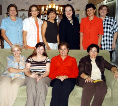 Laura Cecilia Lozano Villarreal con damas asistentes a la despedida de soltera que le ofrecieron.