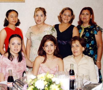 Un grupo de damas acompañan a Martha Lizeth Esparza Andrade en el convivio pre nupcial que le prepararon su futura suegra María Guadalupe Morillón y Montse Martínez Morillón.