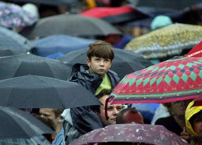 Pese a una persistente llovizna, jubilosos seguidores del Papa llenaron la plaza y las calles empedradas cercanas para la que muchos consideraban su última oportunidad de ver a Juan Pablo II, a quien interrumpieron varias veces gritando 'Larga vida al Santo Padre'.