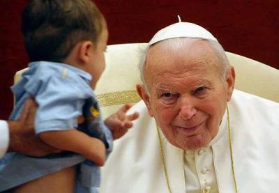 Como es su costumbre el Papa saludó y bendijo a los niños que se acercaron a él durante la misa que ofrecio en Banska Bystrica.