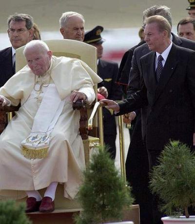 Aunque pareció más fuerte que el primer día de su visita de cuatro días al país, funcionarios del Vaticano decidieron que un cardenal leyera la mayor parte de su sermón en la liturgia celebrada al aire libre en la antigua ciudad de Banska Bystrica.