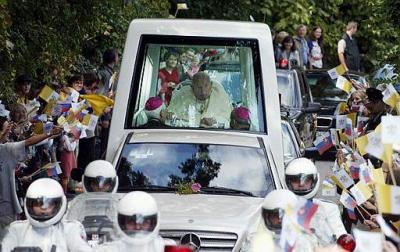 Un aparentemente recuperado Papa Juan Pablo II se presentó ante decenas de miles de fieles de Eslovaquia en una misa en la que dio consuelo a las víctimas del pasado comunismo, calmando en parte los temores sobre su deteriorada salud.