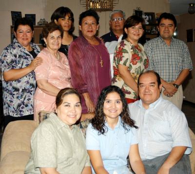 Con motivo de su viaje de estudios a Inglaterra le ofrecieron un convivio de despedida a Alejandra Martínez Véliz, preparado por sus papás, Rogelio Martínez y Cony Véliz, a la que acudieron sus familiares.