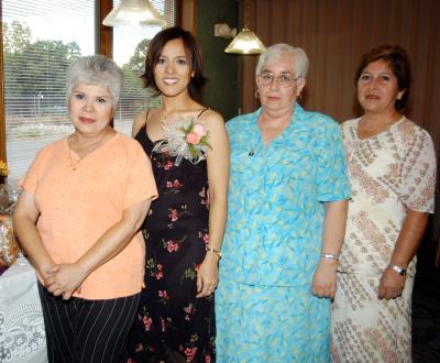  12  de septiembre 

Sandra Natalia Hernández Ruiz con las anfitrionas de su fiesta de canastilla, Rita P. de Guerra, Alicia L. de Ruiz y Amalia F. de Ruiz.