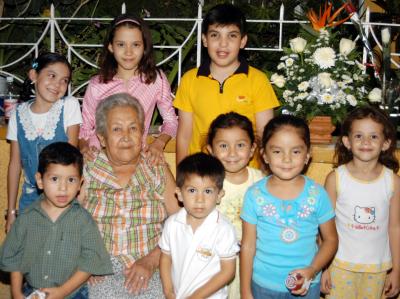  12 de septiembre 
Consuelo V. de Huerta con sus nietos en el convivio que le preparó su familia con motivo de su onomástico.