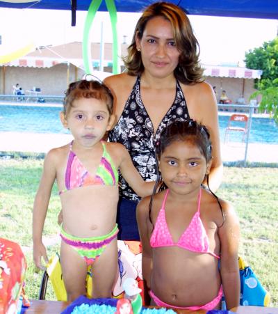 Dayane y Luisa Fernanda Fermán Cabrales celebraron sus respectivos cumpleaños en una fiesta infantil, las acompaña su mamá Isabel Cabrales de Fermán.