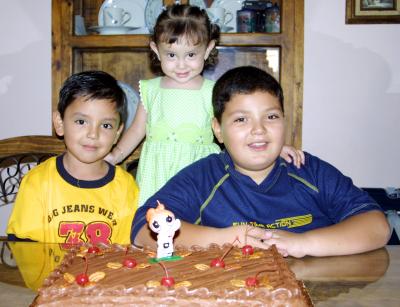 María Fernanda Muñoz González con sus hermanos Érick y Carlos en el festejo que le ofrecieron por sus dos años de edad, ellos son hijos de Jacinto Muñoz Álvarez y Lorena G. de Muñoz.