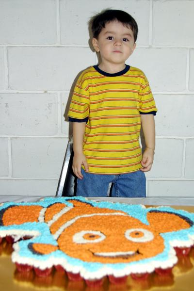 Pedro Emilio Vélez Lozano junto al pastel que le obsequiaron por sus tres años de vida, sus papás Pedro Vélez Tavares y Mónica Lozano de Vélez.