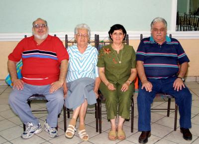 Doña Yolanda Ramírez con sus hijos Eduardo, Juana María y Doroteo en el convivio que le ofrecieron por su onomástico.