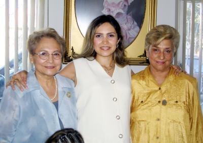 Karla Montfort López en la fiesta de canastilla que le ofrecieron Rosa María M. de López y Silvia Borroel de Montfort quienes la acompañan.