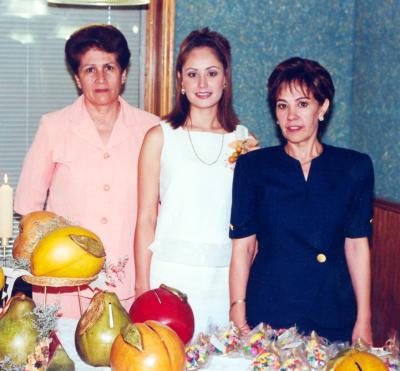 La novia Laura Patricia Flores Zorilla con su futura suegra Rosa María Martínez de Ramírez y su mamá María Patricia Z. de Flores.