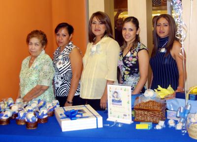 Liliana Peñaloza de Luján con damas asistentes a la iesta de canastilla que le ofreció Alma Luján Aguilar.