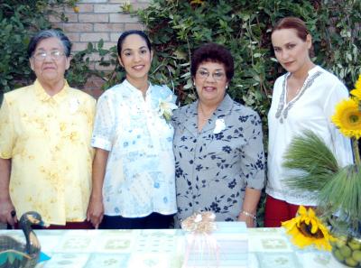 Carmen Goñi de Vargas en la fiesta de canastilla qu ele ofrecieron Gabriela Flores de Madero, Raquel de Goñi y Ernestina Vargas.